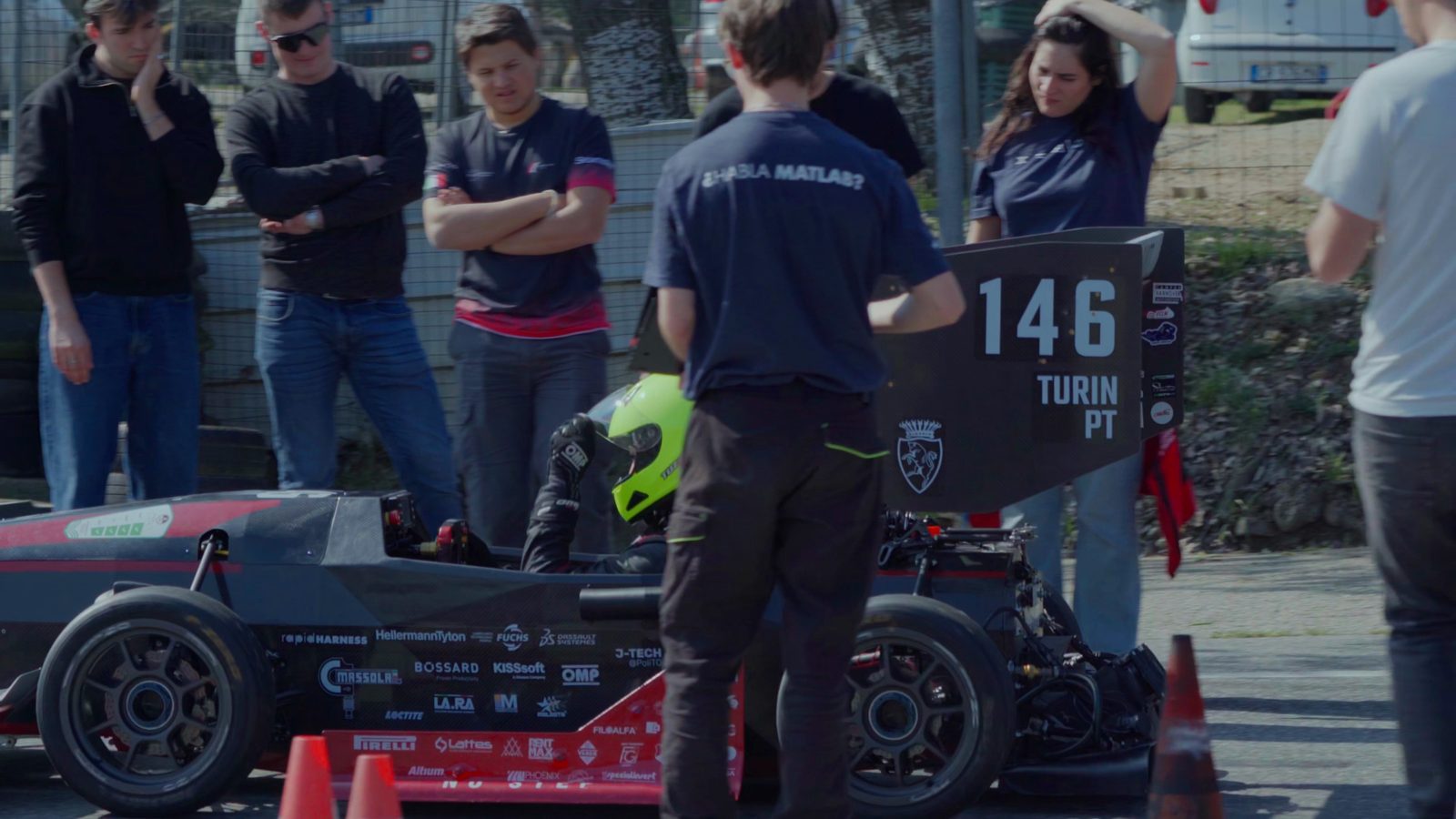 La squadra intorno alla vettura di Formula Student di Squadra Corse PoliTo, numero 146